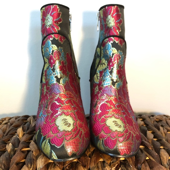 Marc Fisher | Floral Embroidered 'Jana' Ankle Bootie | Size 6 - Picture 4 of 13